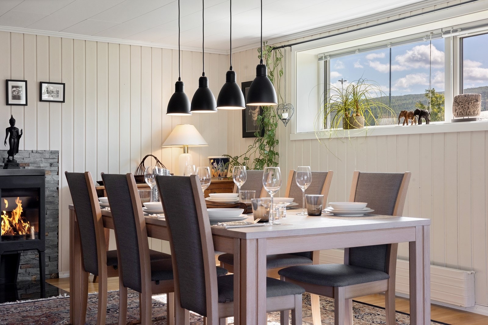 Boligen blir varmet opp med vedfyring, elektrisitet og vannbåren varme. Galleribilde