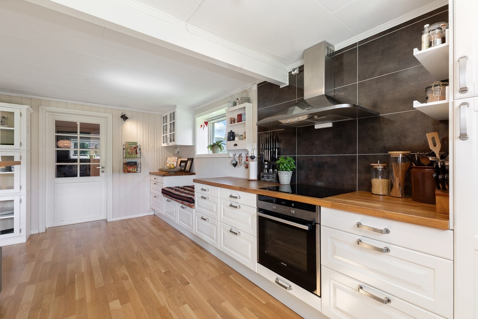 Kjøkken mot hall/trappegang. Galleribilde