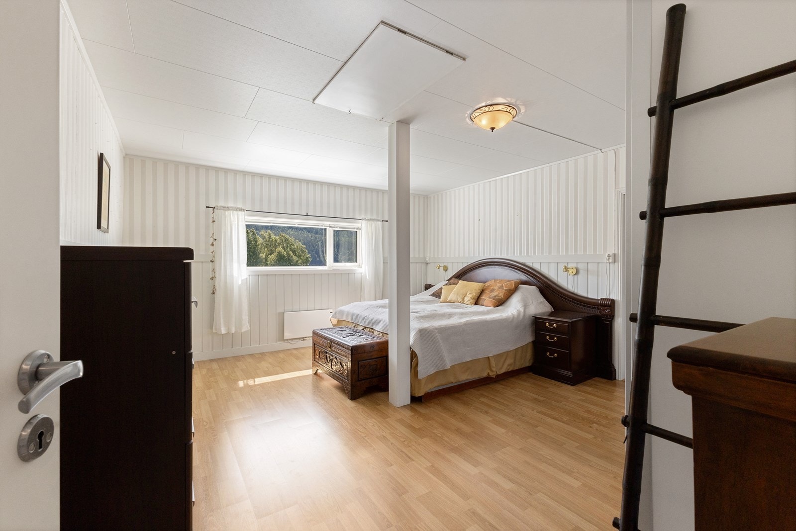 Soverom 2. Dette soverommet har ett kontor vegg-i-vegg. Rommet kan enkelt brukes som walk-in-garderobe. Galleribilde