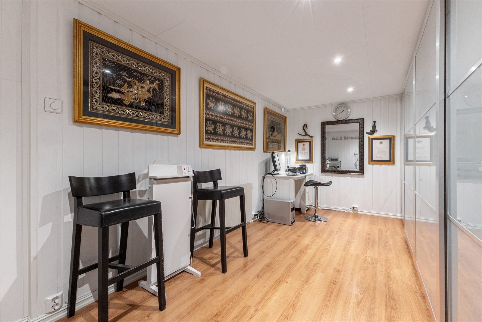 Kontor/garderoberom eller hobbyrom. Her er det også downlights i himling, samt stor skyvedørsgarderobe. Galleribilde