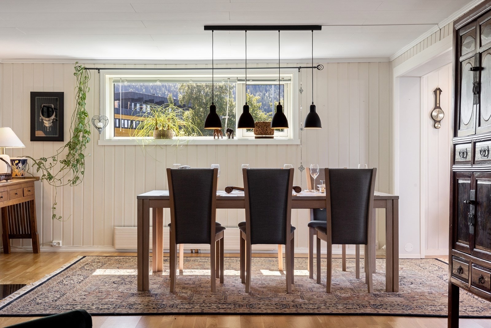 Spisestuen har ett stort, avlangt vindu mot der morgensolen treffer. Galleribilde