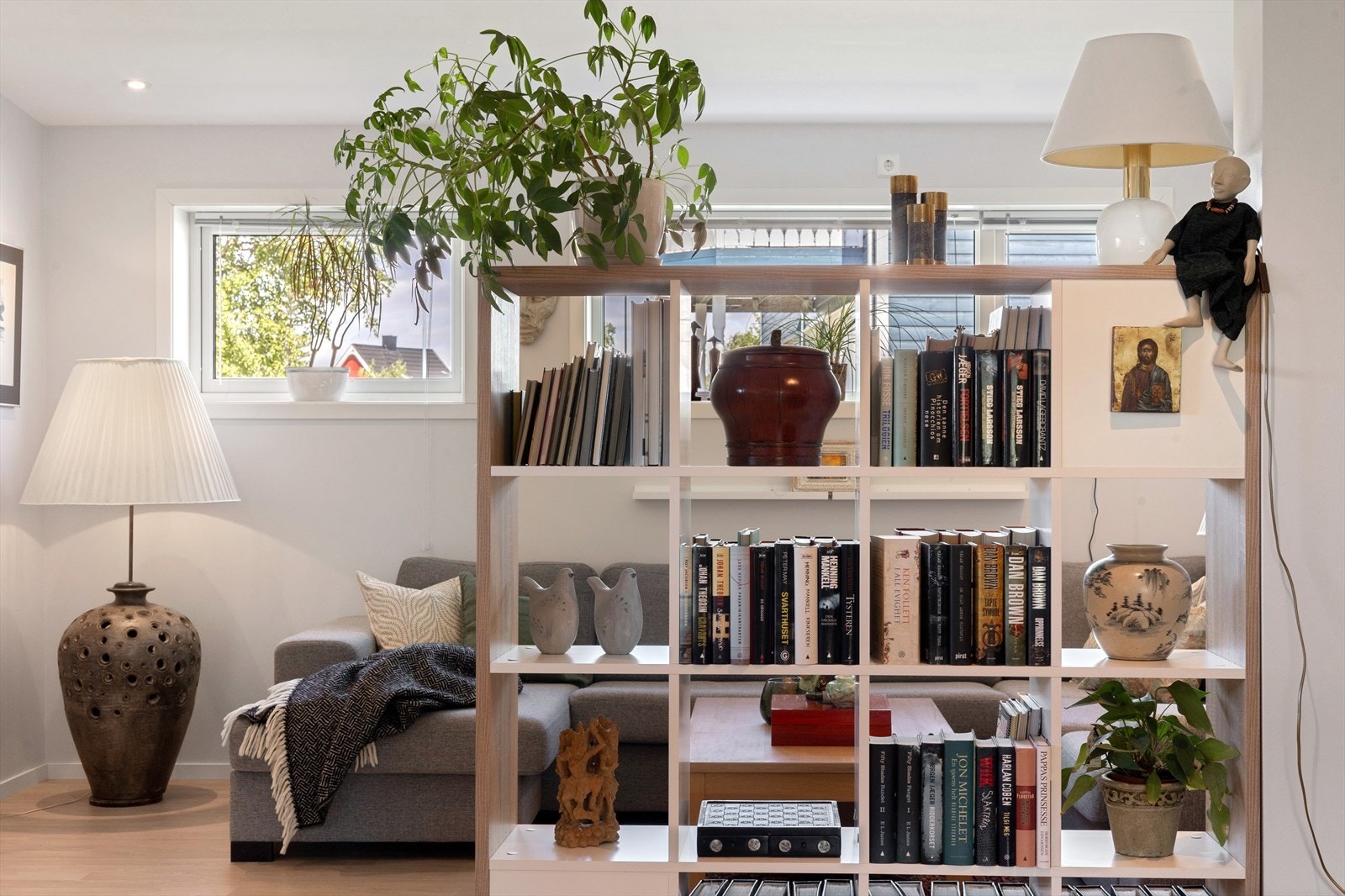 Mot stue nr. 1. Denne er avdelt med en bokhylle, så svært enkelt å åpne opp dette området mot stue nr. 2 om man vil. Galleribilde