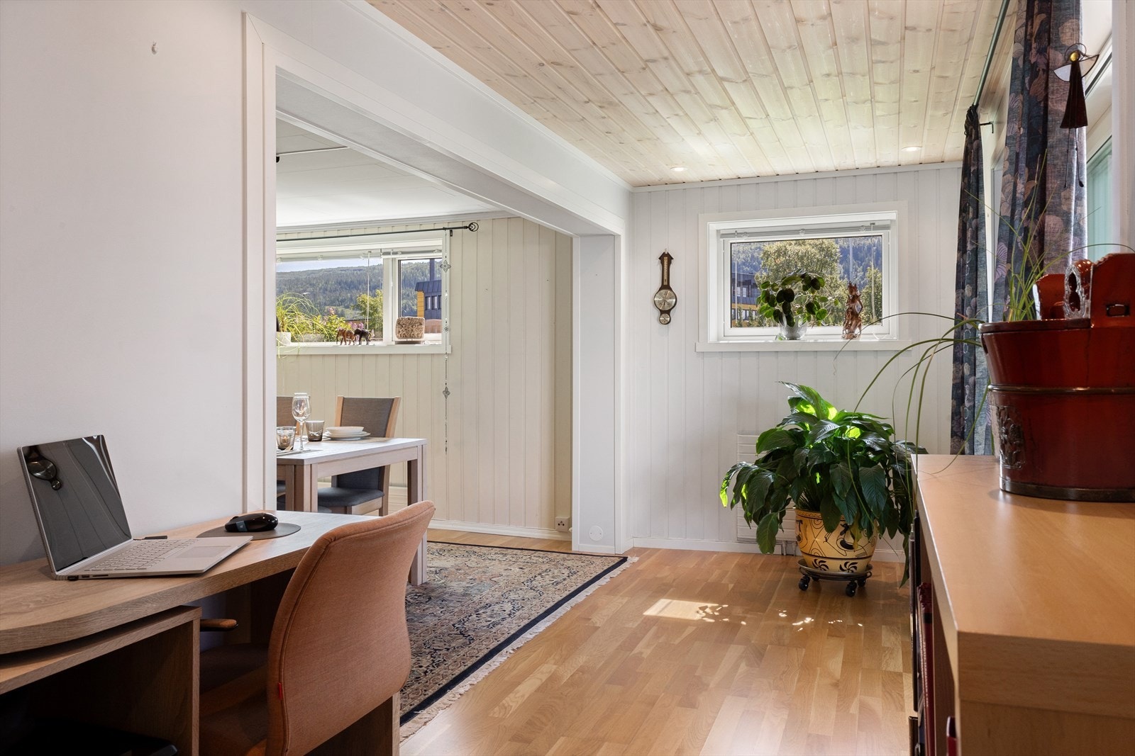 Fra arbeidsplass mot spisestue. Galleribilde