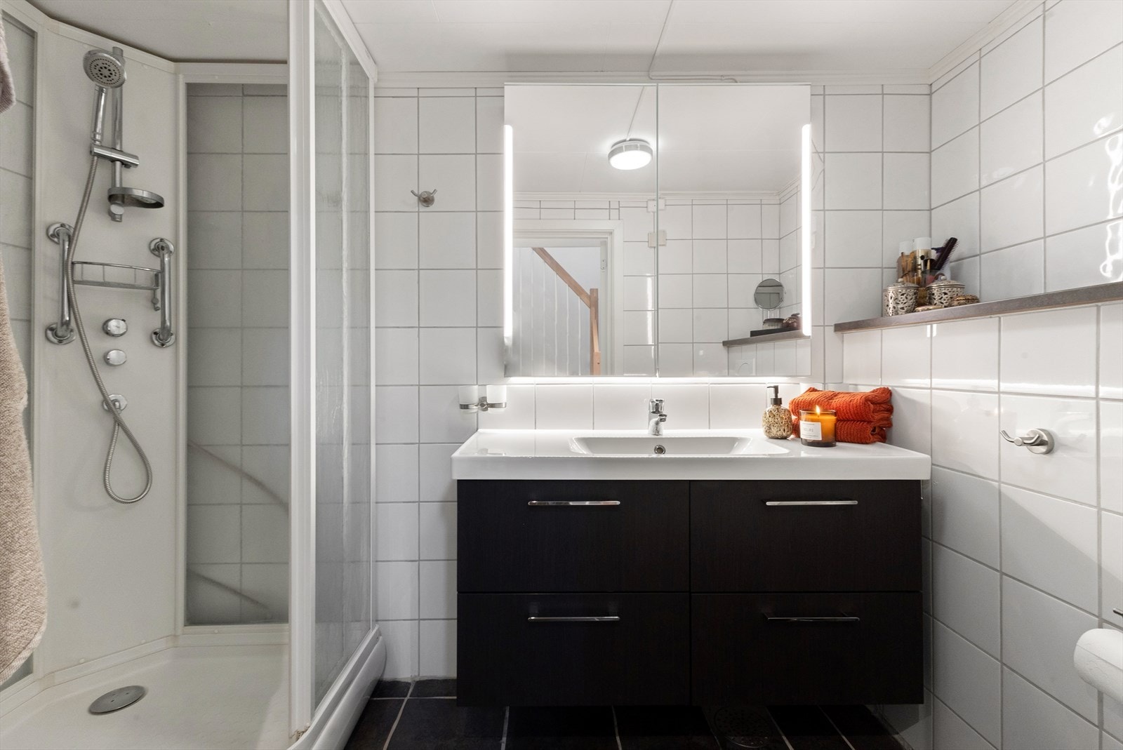 Overflater på baderommet er fra 2011. Laminerte skrog med slette fronter. Speil med integrert belysning. Servant, innredning og speil er fra 2013. Galleribilde