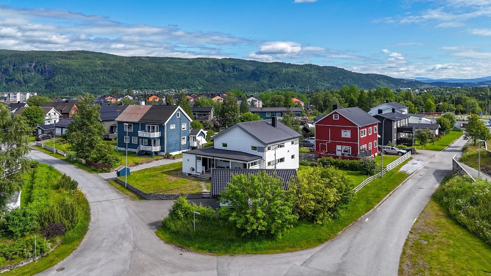 Eiendomsmegler Norge v/Eiendomsmegler MNEF Tomi Christian Johansen, presenterer her en påkostet og stor enebolig, beliggende på hjørnetomt! Galleribilde