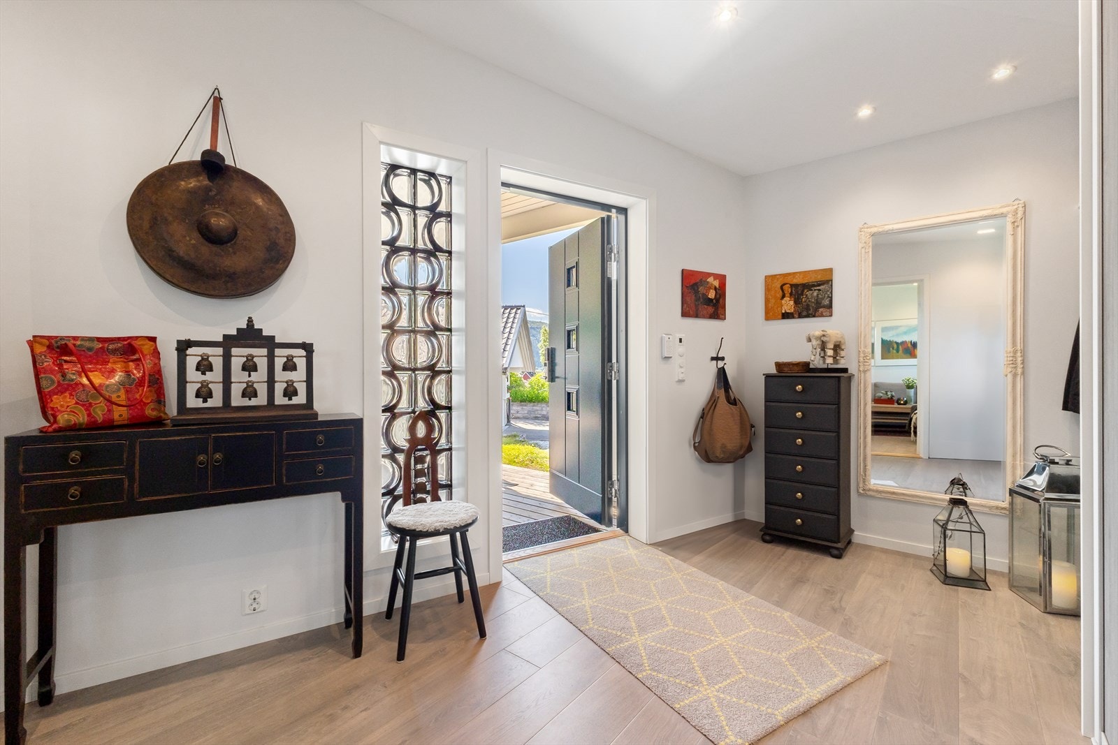 Dette er den påbygde delen fra 2016-2017. Dette ga boligen en langt mer moderne "touch", og slik man ser, en herlig stor yttergang. Galleribilde