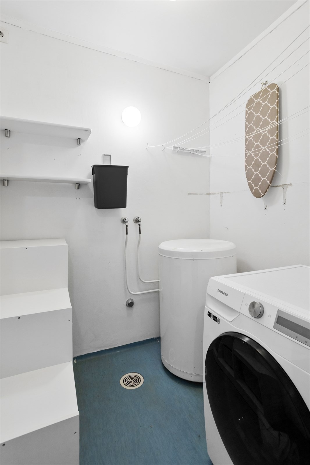 Boligen har et praktisk vaskerom med opplegg for vaskemaskin. Rommet har belegg på gulv og malte plater på vegger og i tak. Galleribilde