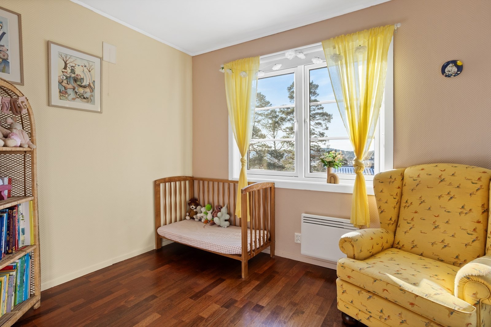 soverom 2. Boligen har tre romslige soverom, alle plassert i 2. etasje. Galleribilde