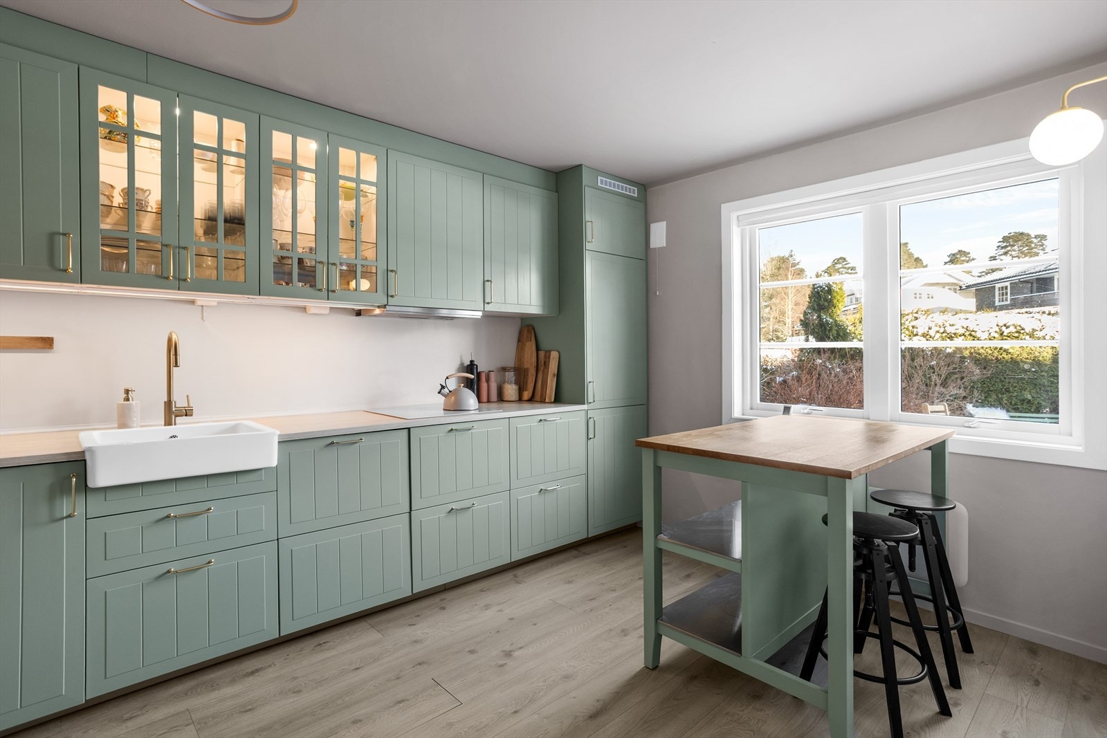 Et stort vindu ved spiseplassen gir gode lysforhold. Galleribilde