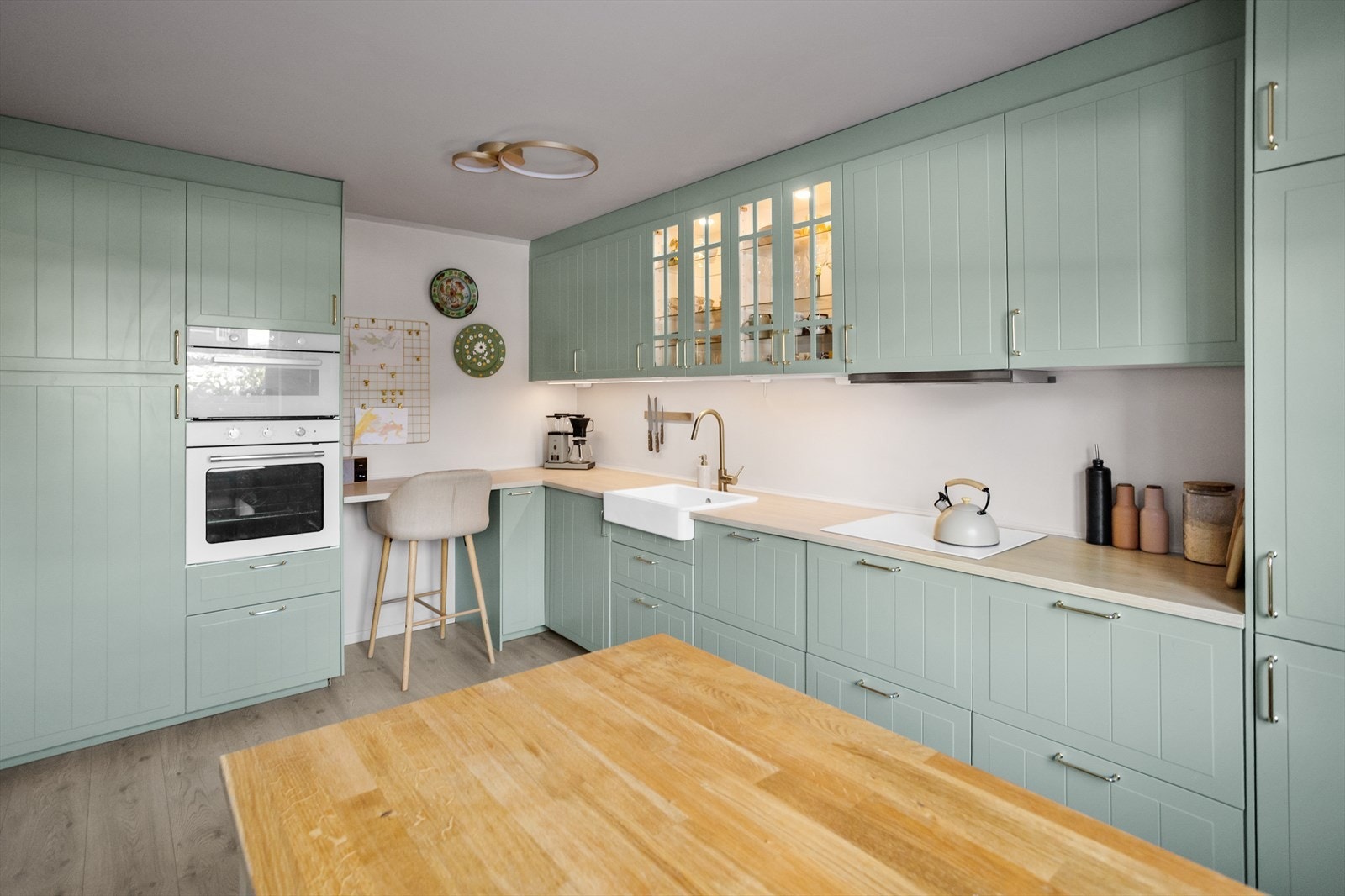 Kjøkkenløsningen gir godt med både benke- og skapplass. Galleribilde