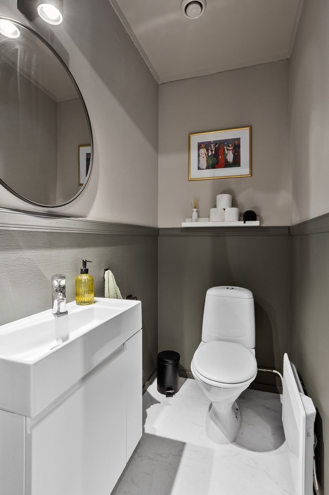 Boligen har et toalettrom innredet med servantskap og toalett. Rommet har belegg på gulv, malt strie på vegger og malt himling. Galleribilde