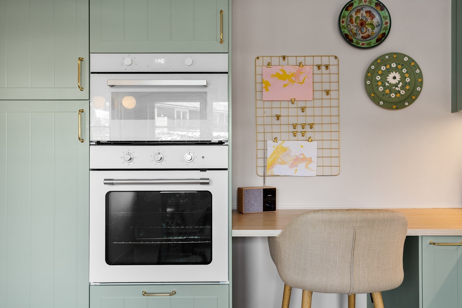 Kjøkkenet er utstyrt med integrerte hvitevarer bestående av kjøleskap, induksjonstopp, mikrobølgeovn og stekeovn. Galleribilde