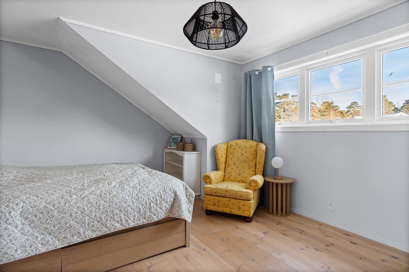 Soverom 3. Soverommene er fleksible og kan enkelt tilpasses ulike behov - enten som barnerom, gjesterom eller et praktisk hjemmekontor. Galleribilde