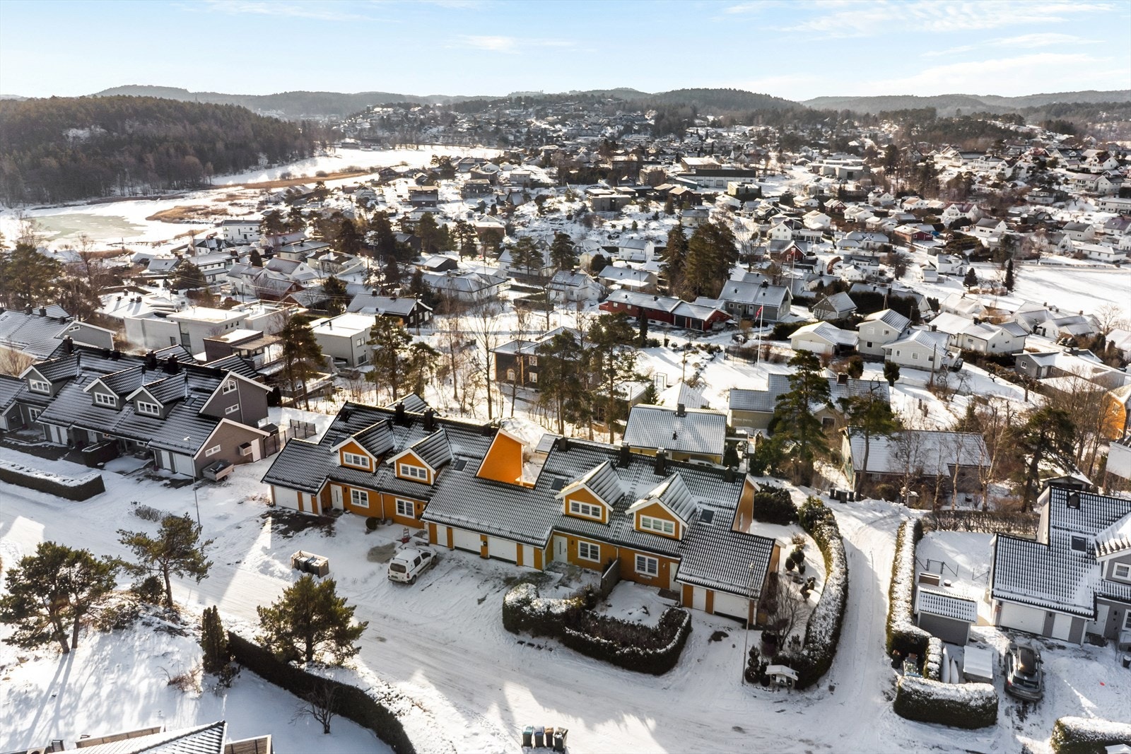 Kiwi dagligvare ligger innen kort kjøreavstand fra eiendommen, og Meny Bye-Andersen på Skallestad. Galleribilde