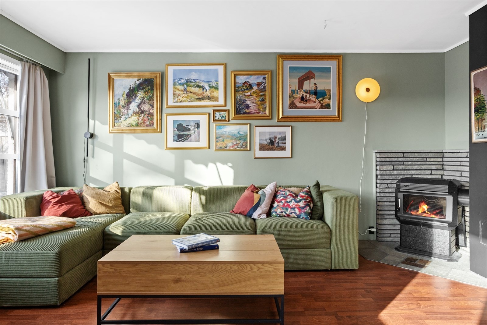 Stuen har vedfyring som sørger for lun varme og en hyggelig atmosfære på kjølige dager. Galleribilde