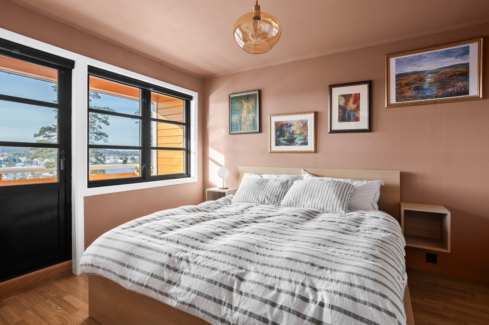 Hovedsoverommet har direkte utgang til en privat balkong på ca. 5 m². Galleribilde