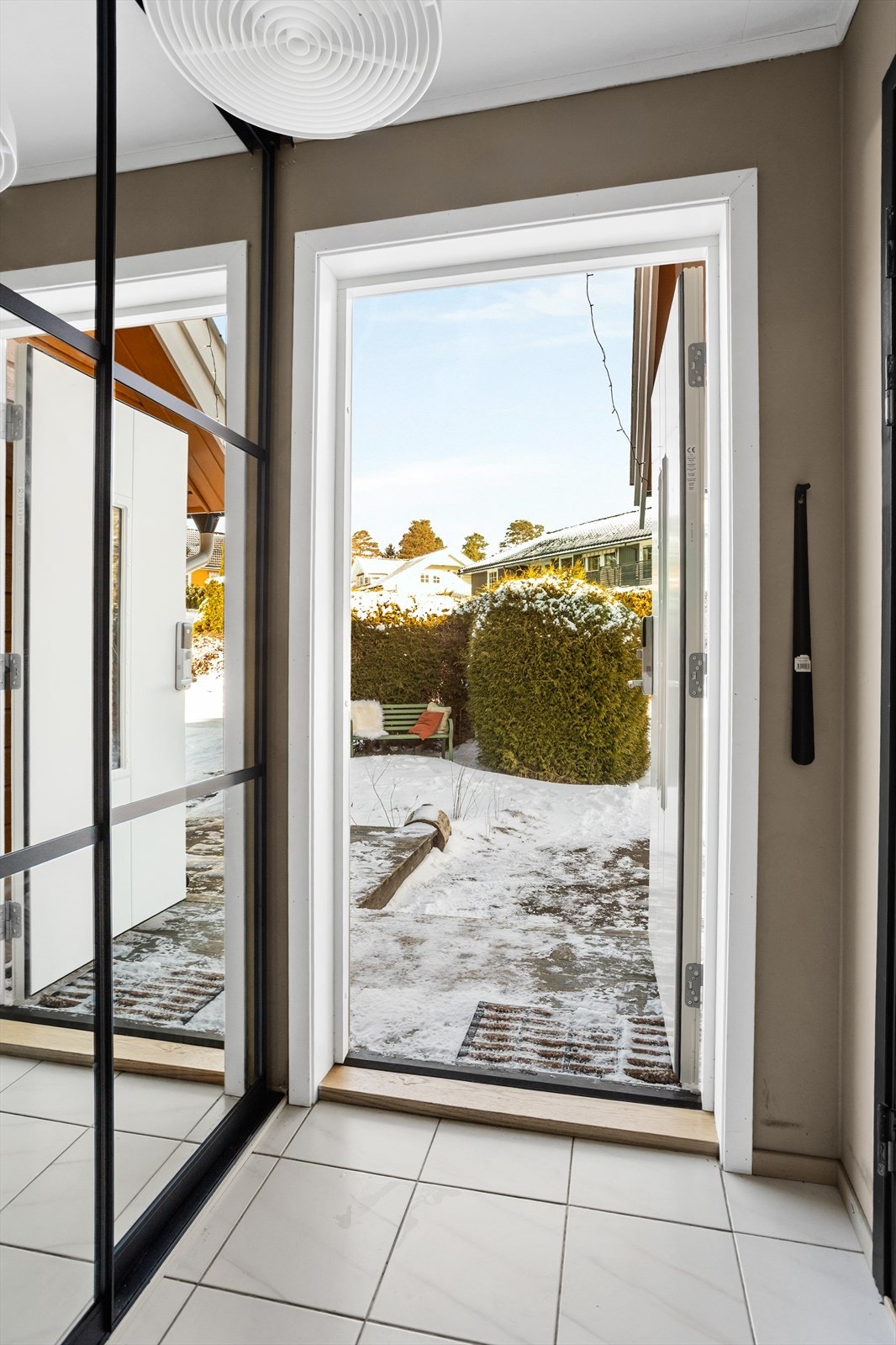 Vel inne møtes man av et lyst vindfang med praktisk skyvedørsgarderobe som gir god oppbevaringsplass for yttertøy. Galleribilde
