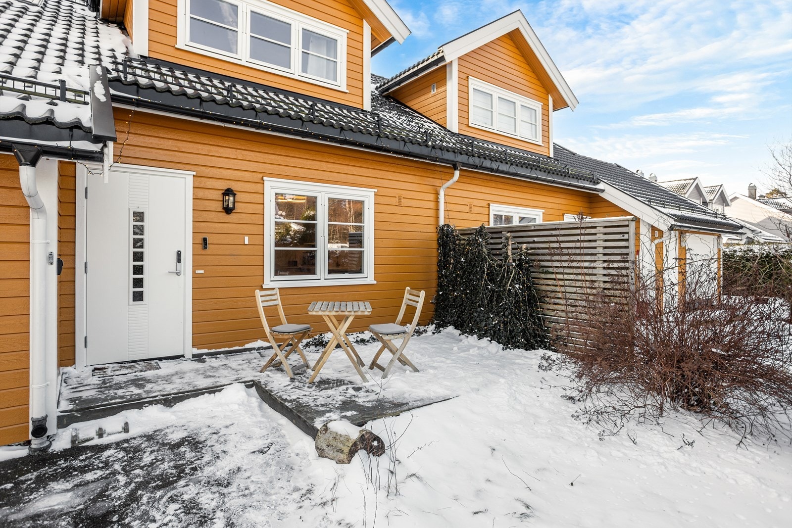 Koselig platting foran inngangsparti på ca. 12 m². Galleribilde