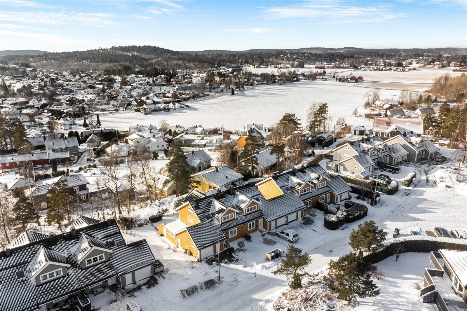 Det er gangavstand til NIF sitt idrettsanlegg (Nesskogen idrettspark) med fotball- og flerbruksbaner. Lysløype i Nesskogen m.fl. idylliske turområder. Galleribilde