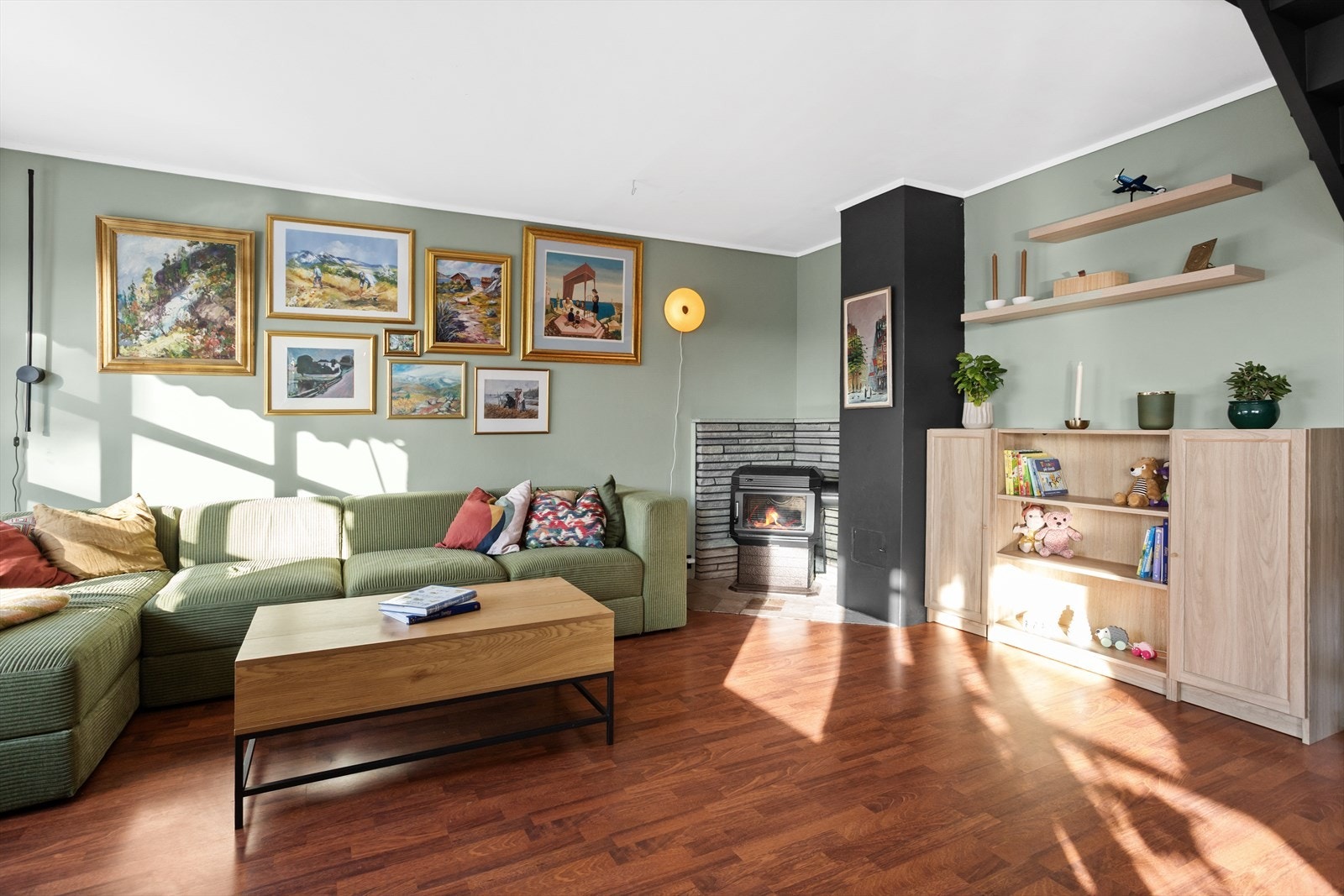 Innvendig er gulven belagt med laminat, belegg og teppe. Veggene har malt tapet, og himlingene er utført med malte plater. Galleribilde