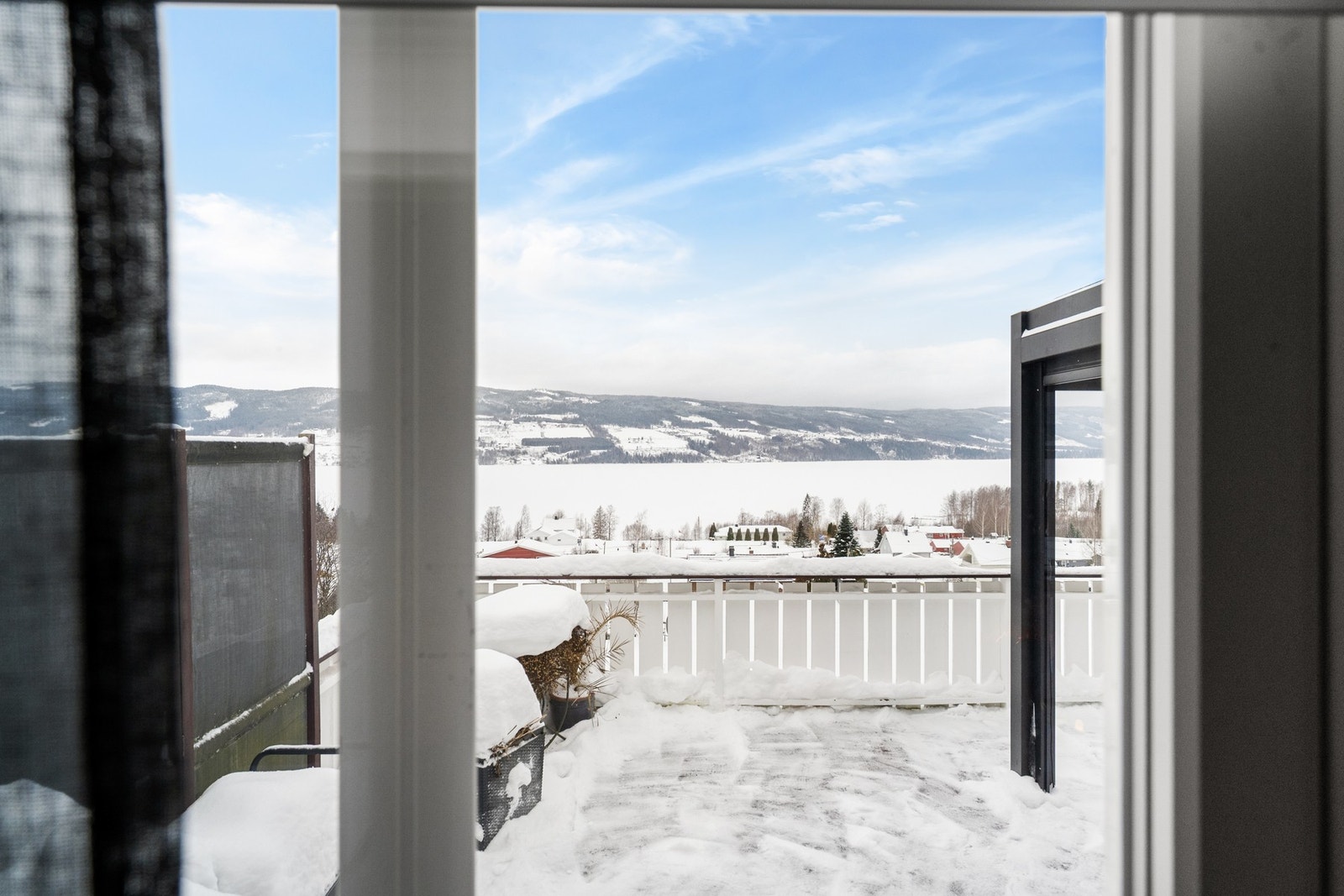 Fra stuen er det utgang til en romslig terrasse mot vest med svært gode solforhold og flott utsikt mot Randsfjorden. Galleribilde