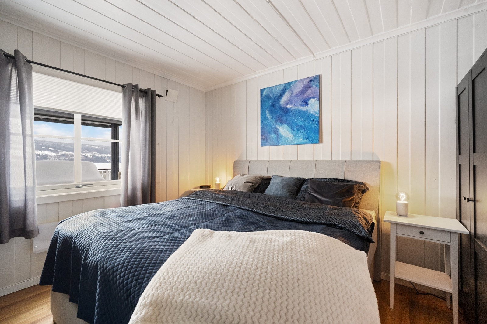 Hovedsoverom har adkomst via soverom I Galleribilde