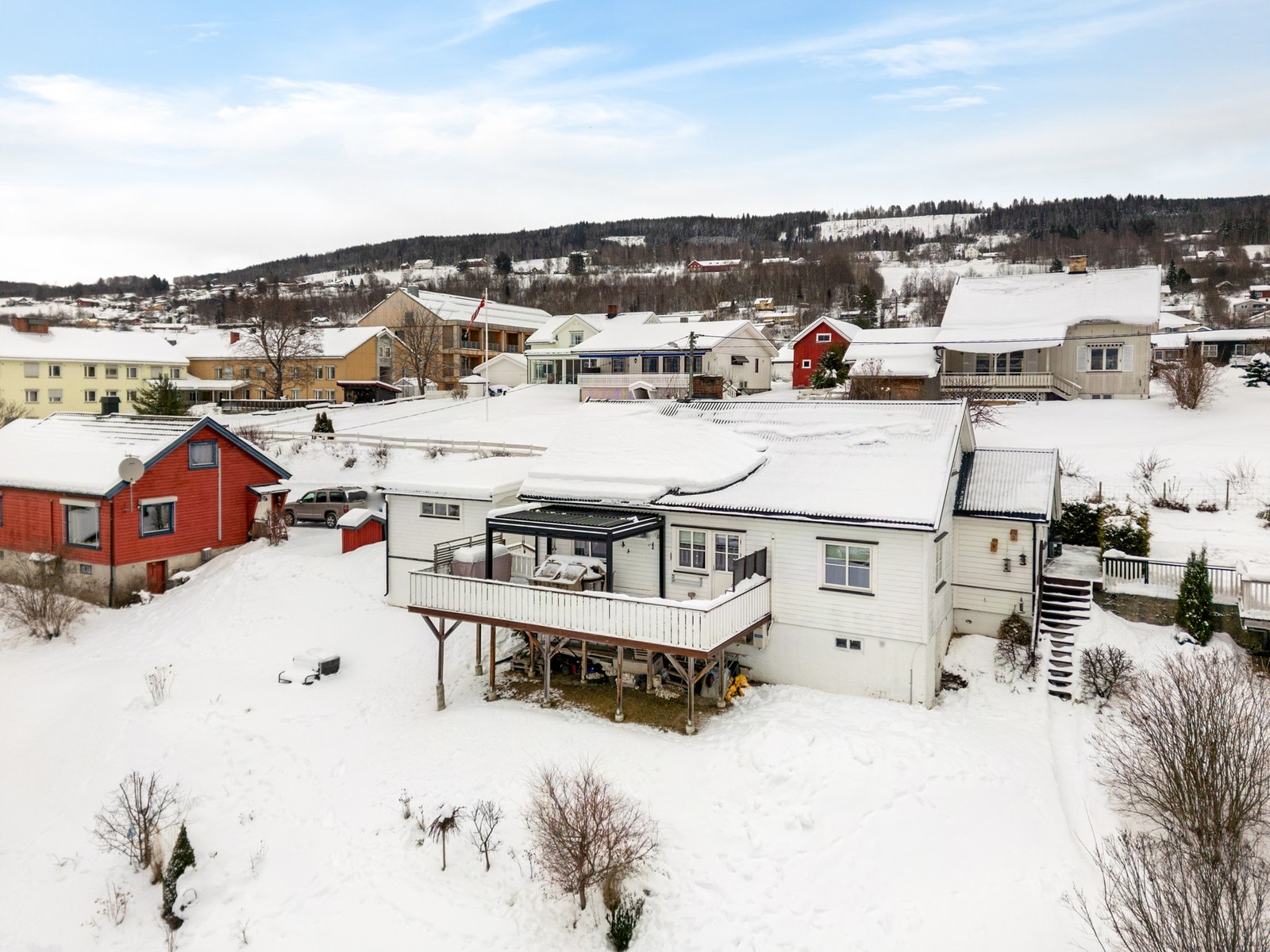Det er kort gangavstand til Hov sentrum, hvor du finner servicetilbud som dagligvarebutikker, bensinstasjon, apotek, blomsterbutikk, kles- og lekebutikk, vinmonopol og legesenter. Galleribilde
