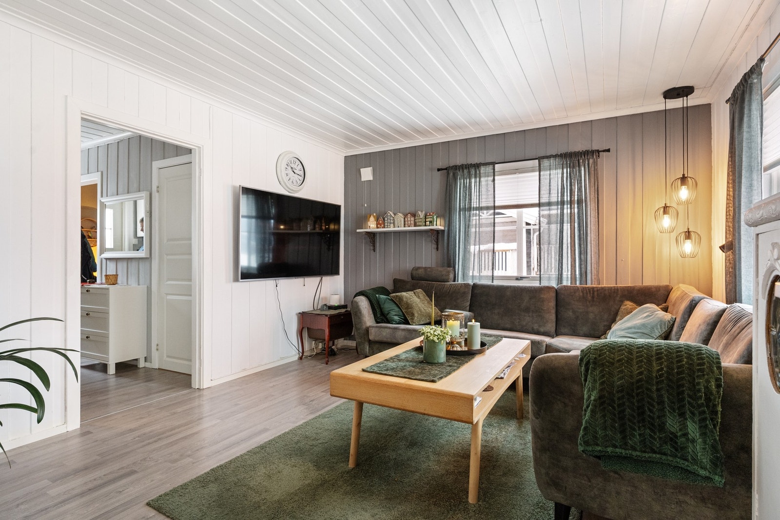 Koselig og romslig stue med fin planløsning og god plass til både sofagruppe og spisebord. Galleribilde