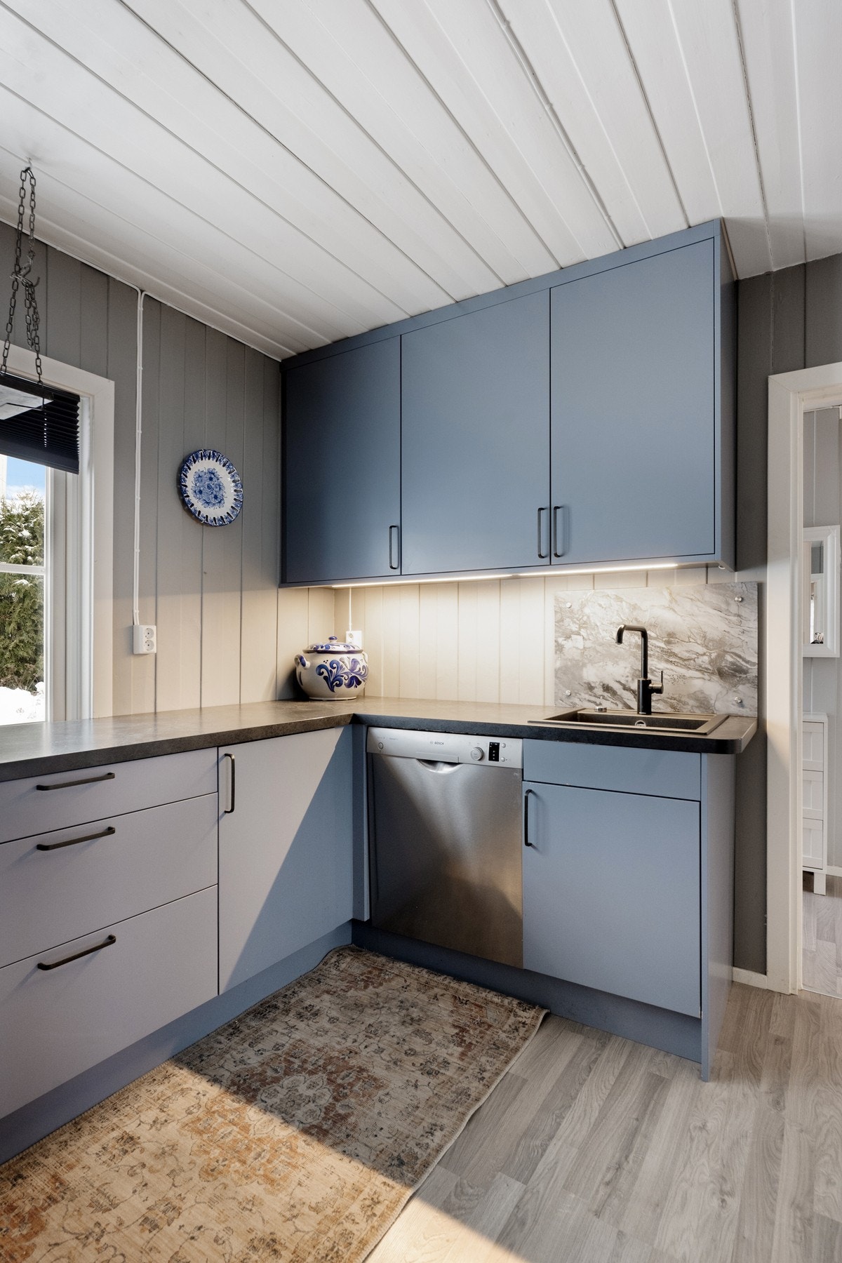 Et lyst og trivelig rom med gode arbeidsflater. Galleribilde