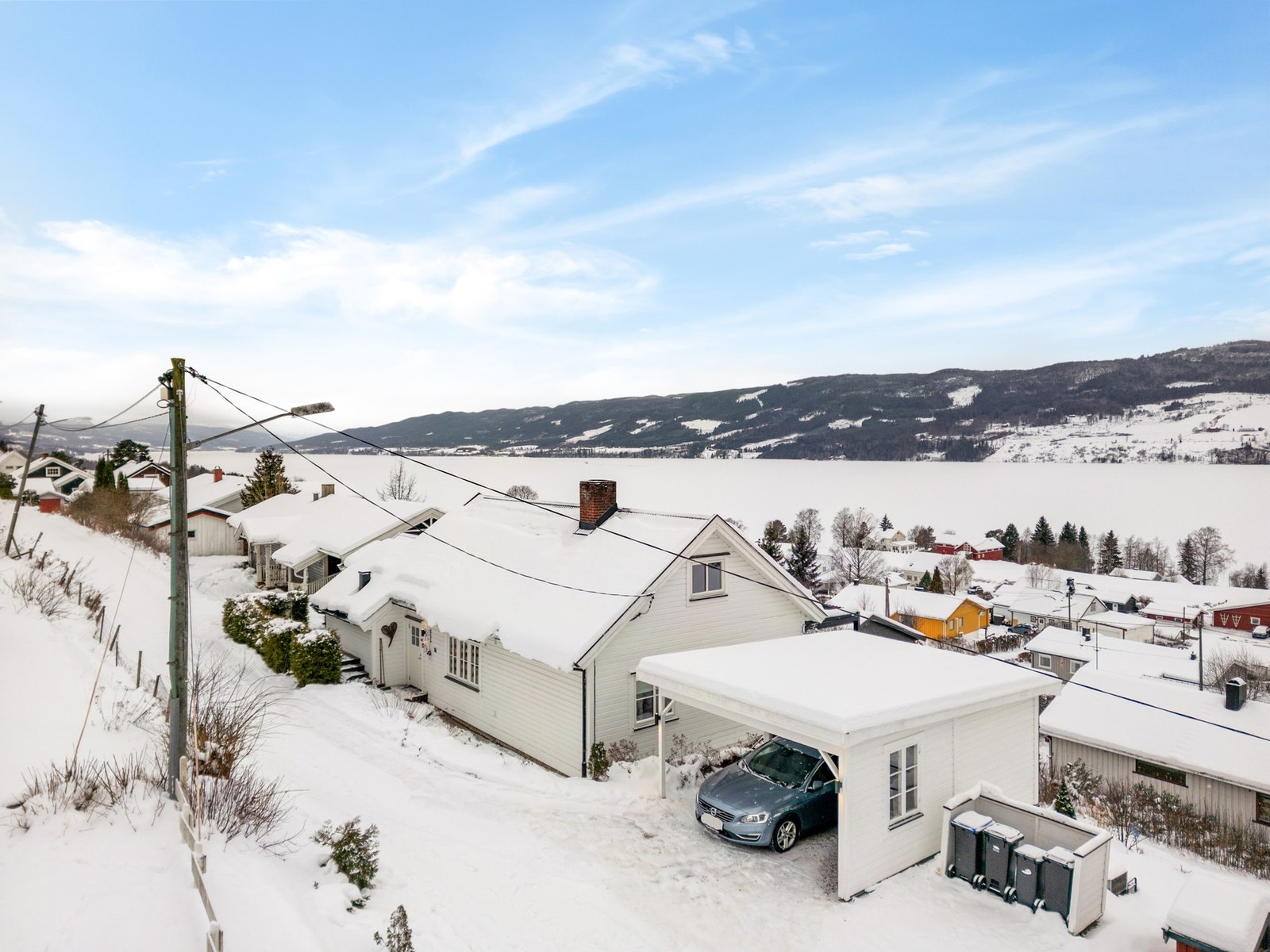 Området er familievennlig med tre barnehager i nærområdet, samt kort vei til Fryal barneskole og Søndre Land ungdomsskole. I tilknytning til ungdomsskolen ligger også Søndre Land-hallen, som tilbyr gode idretts- og aktivitetstilbud. Galleribilde