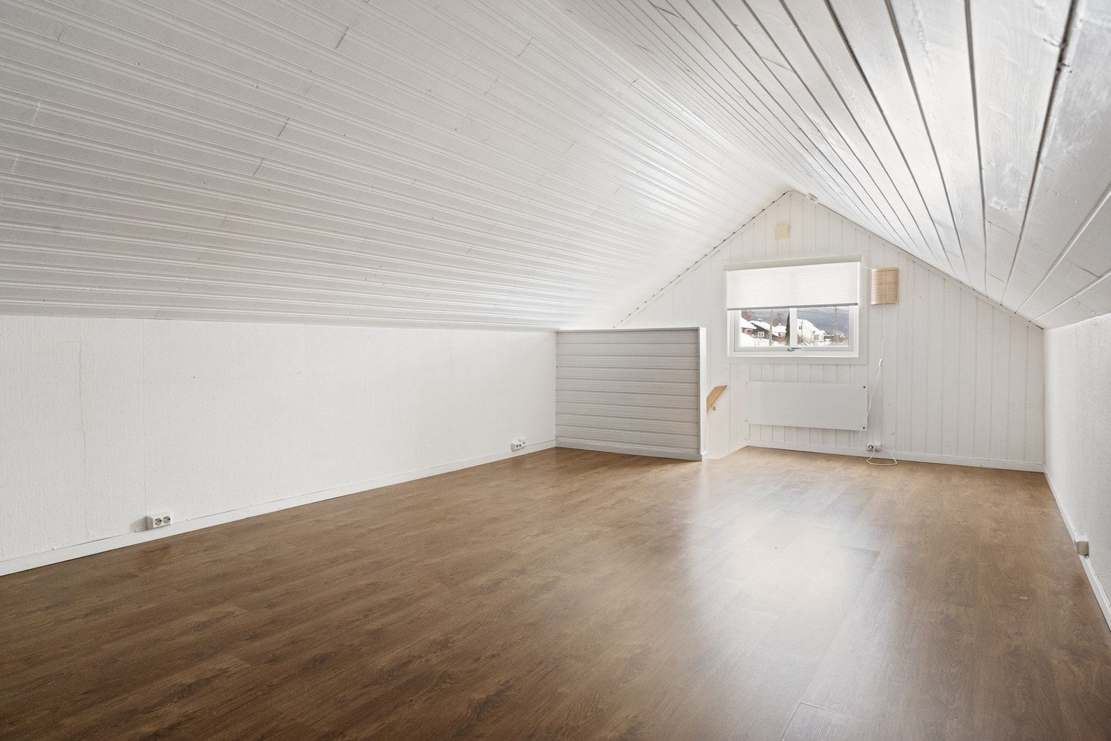 Loftstue og soverom - en hyggelig og fleksibel etasje som kan benyttes som ekstra oppholdsrom, ungdomsavdeling eller gjesterom. Galleribilde