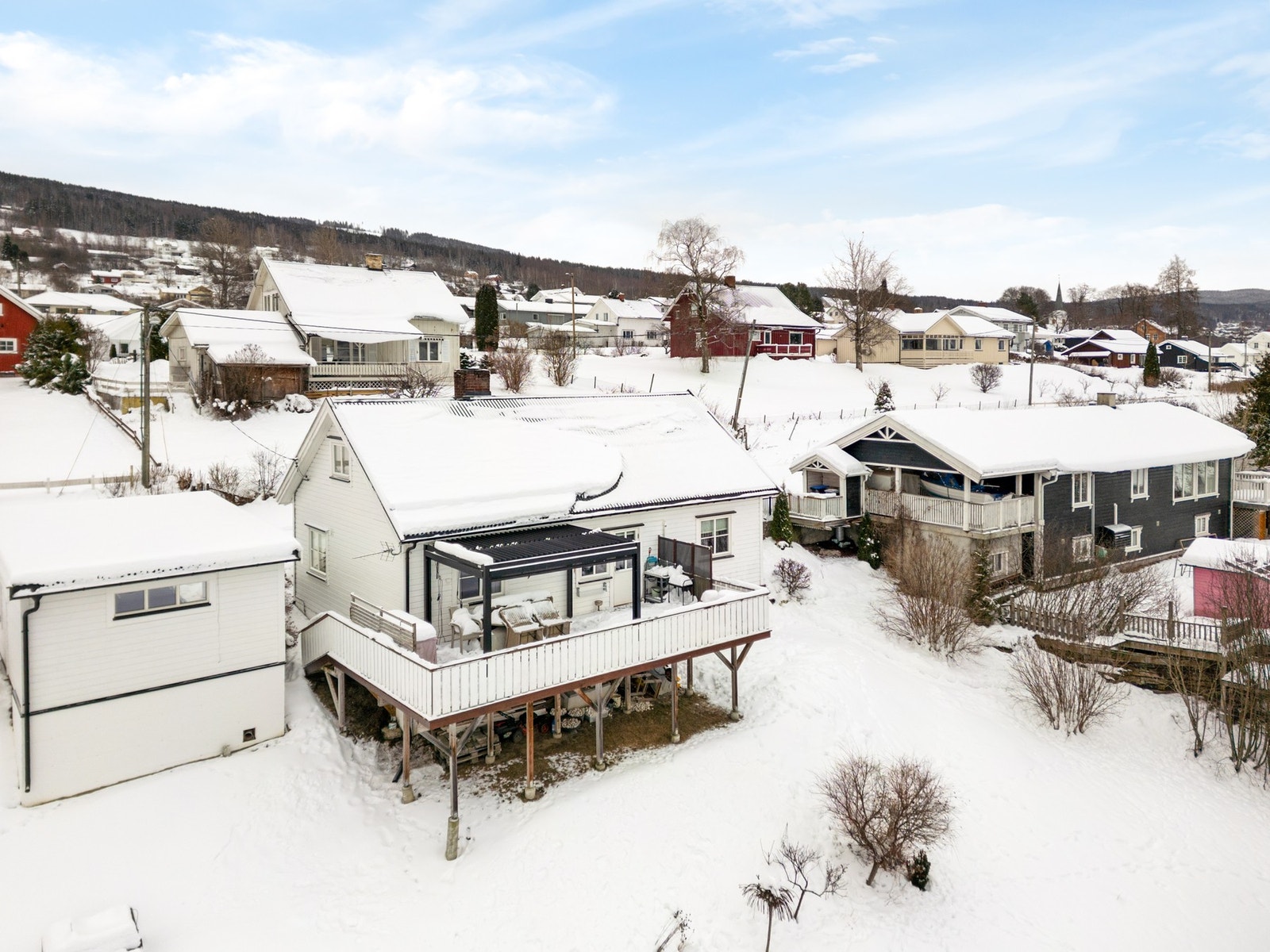 Fra eiendommen er det ca. 15 minutters kjøretur til Dokka. Til Gjøvik, som tilbyr et enda bredere servicetilbud, er det omtrent 35 kilometer, og reisetiden til Oslo er under to timer. Galleribilde