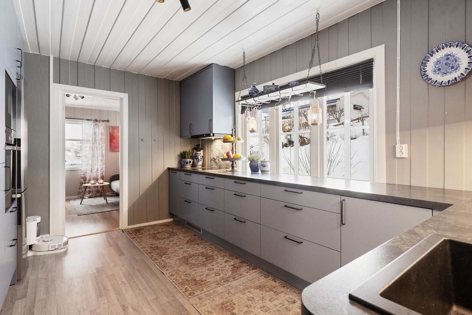 Pent og moderne kjøkken fra 2023 med glatte, malte fronter og god skap- og benkeplass. Galleribilde