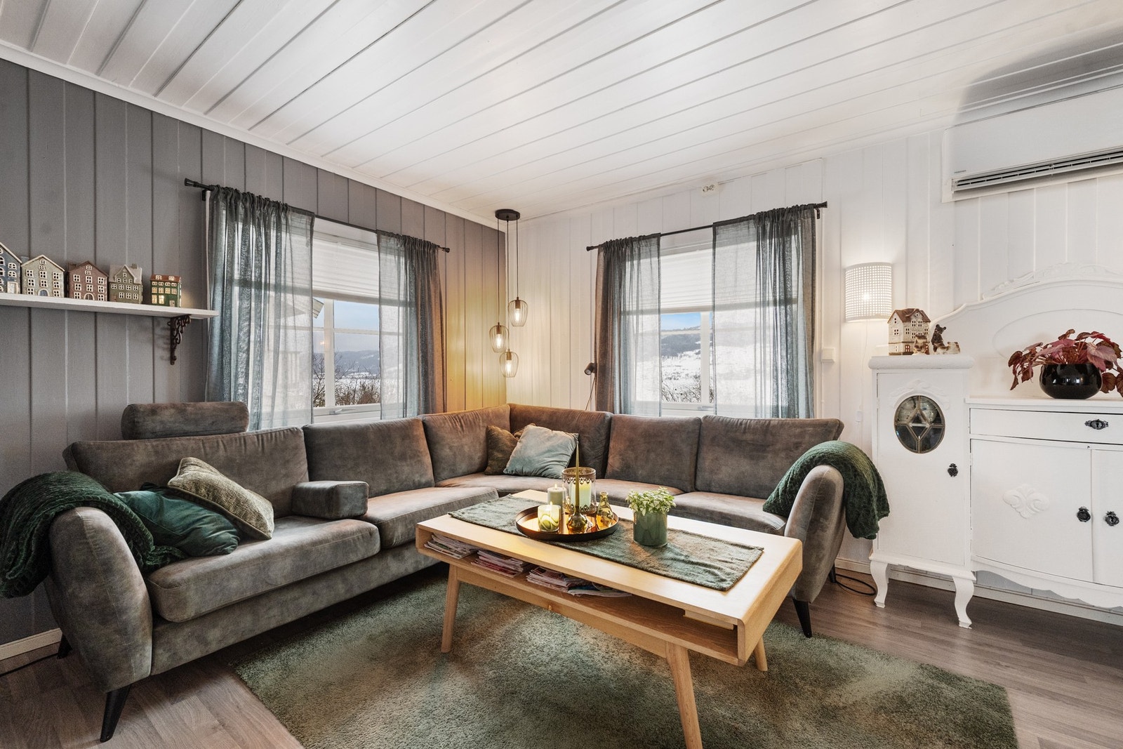 Nye laminatgulv og malte vegger i 2023 gir et moderne og oppgradert preg. Galleribilde