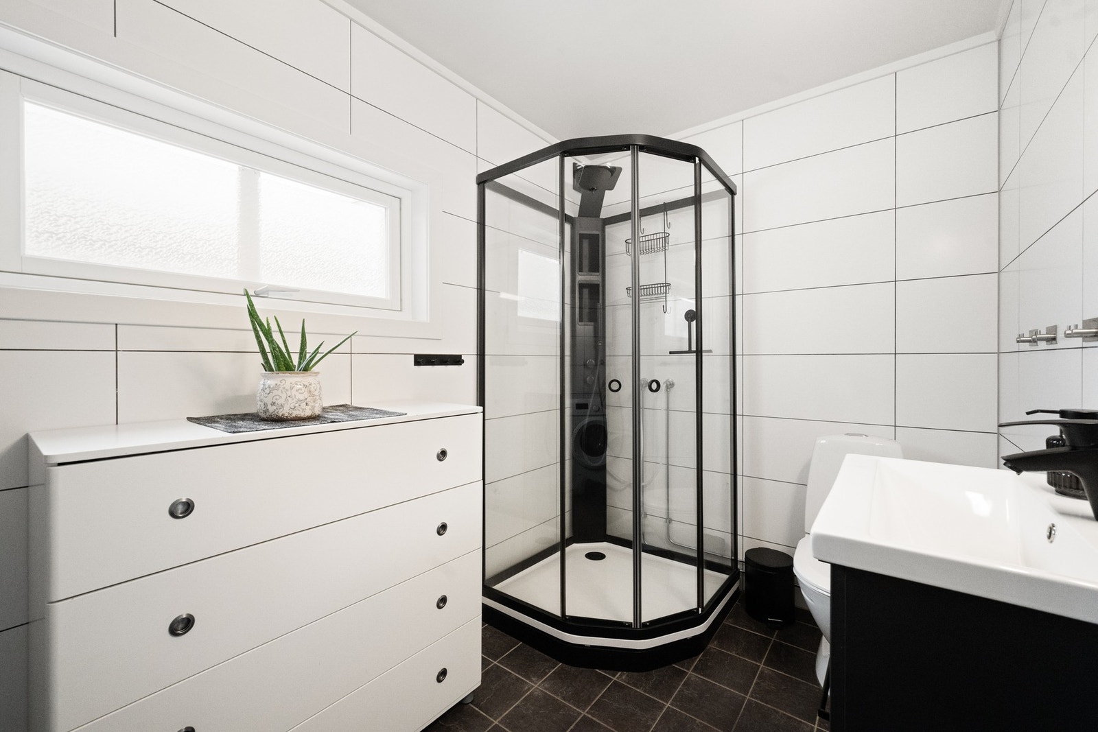 Badet er oppgradert i 2025 med nytt servantskap med servant, nytt dusjkabinett, ny baderomsvifte og ny termostat til gulvvarmen. Galleribilde