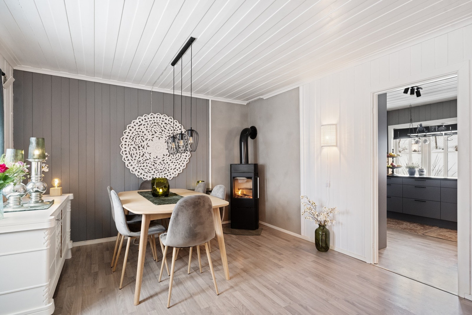 Spisestuen er praktisk plassert mellom kjøkken og stuedel Galleribilde