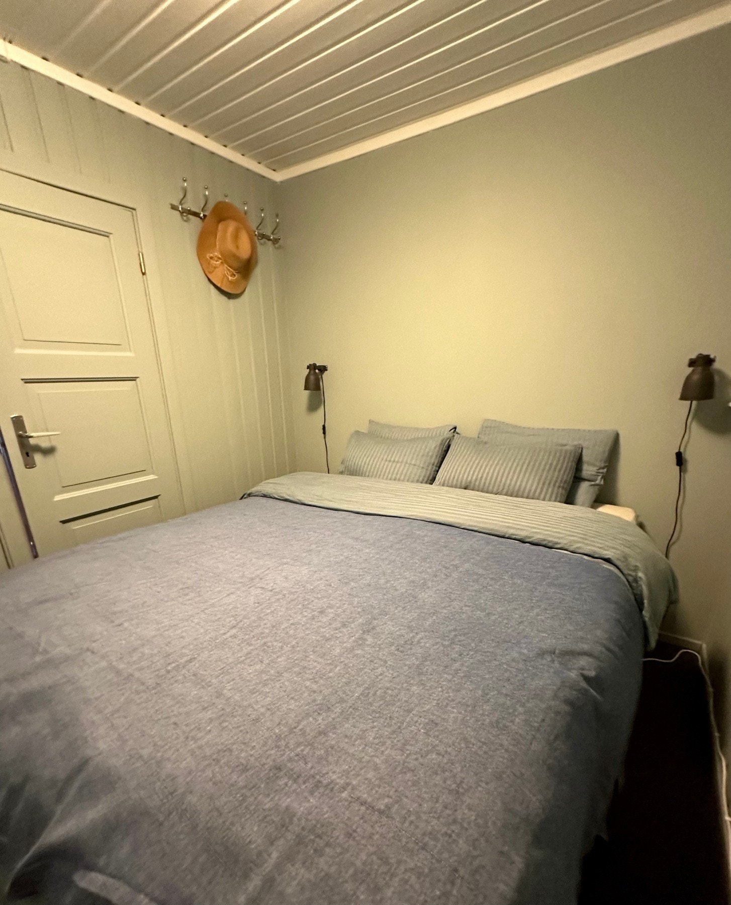 Hytta har 2 soverom som ble pusset opp i 2018. Det ble blant annet lagt ullteppe på gulv og vinduene ble bytta. Galleribilde