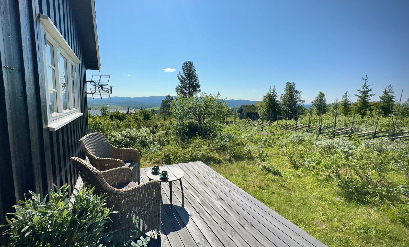 Eiendommen ligger ca. 990 moh. i et eldre stølsområde på østsiden av Storefjell. Fra hytta er det nydelig utsikt! Galleribilde