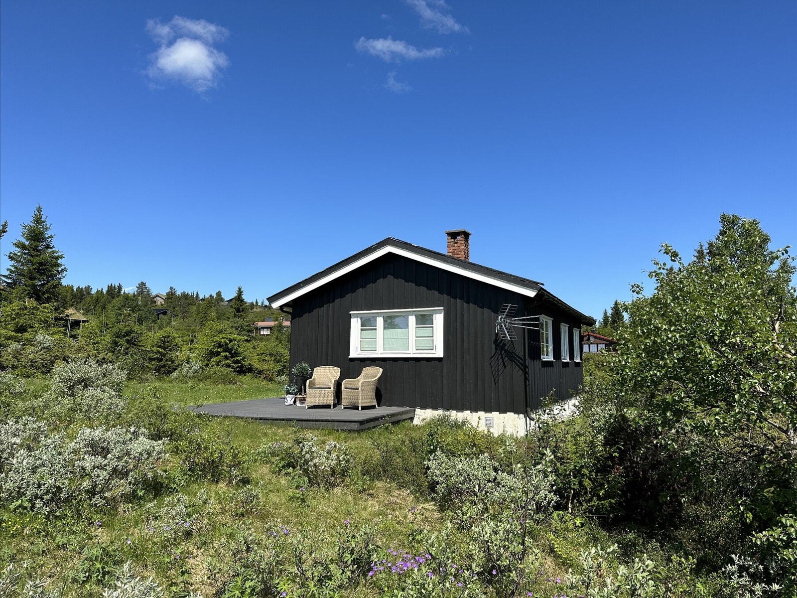 Eiendommen er svært idyllisk på sommerstid! Galleribilde