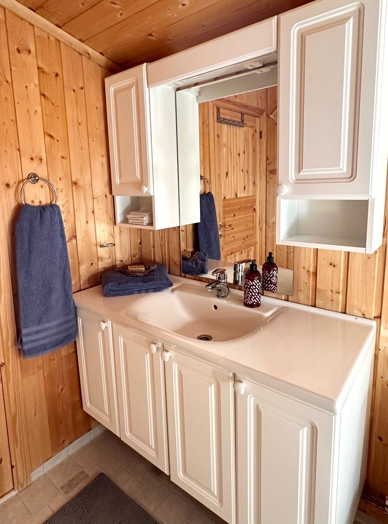 Baderomsinnredning med god plass til oppbevaring. Galleribilde