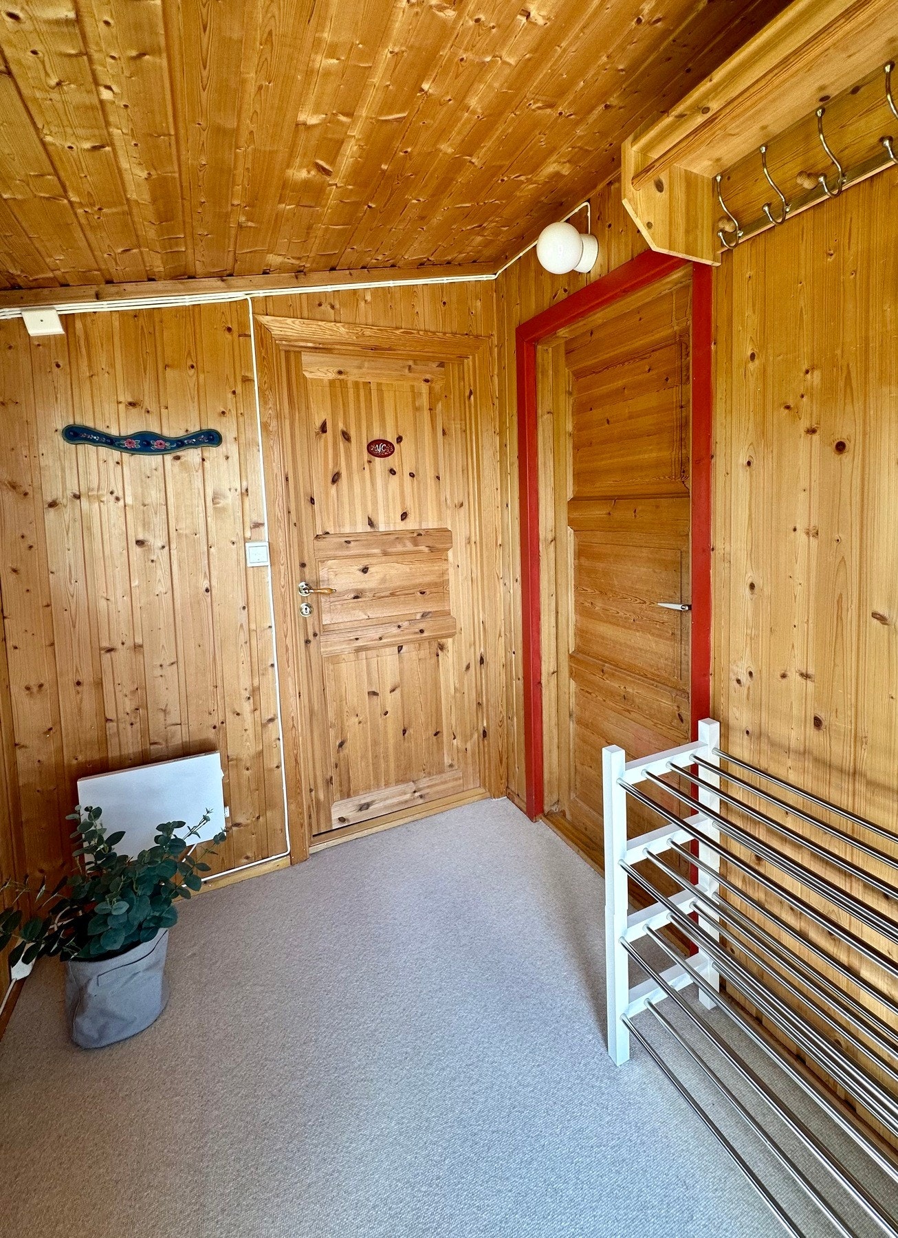 Velkommen inn! Romslig entré/gang med plass til garderobeløsning. Ullteppe på gulv. Galleribilde