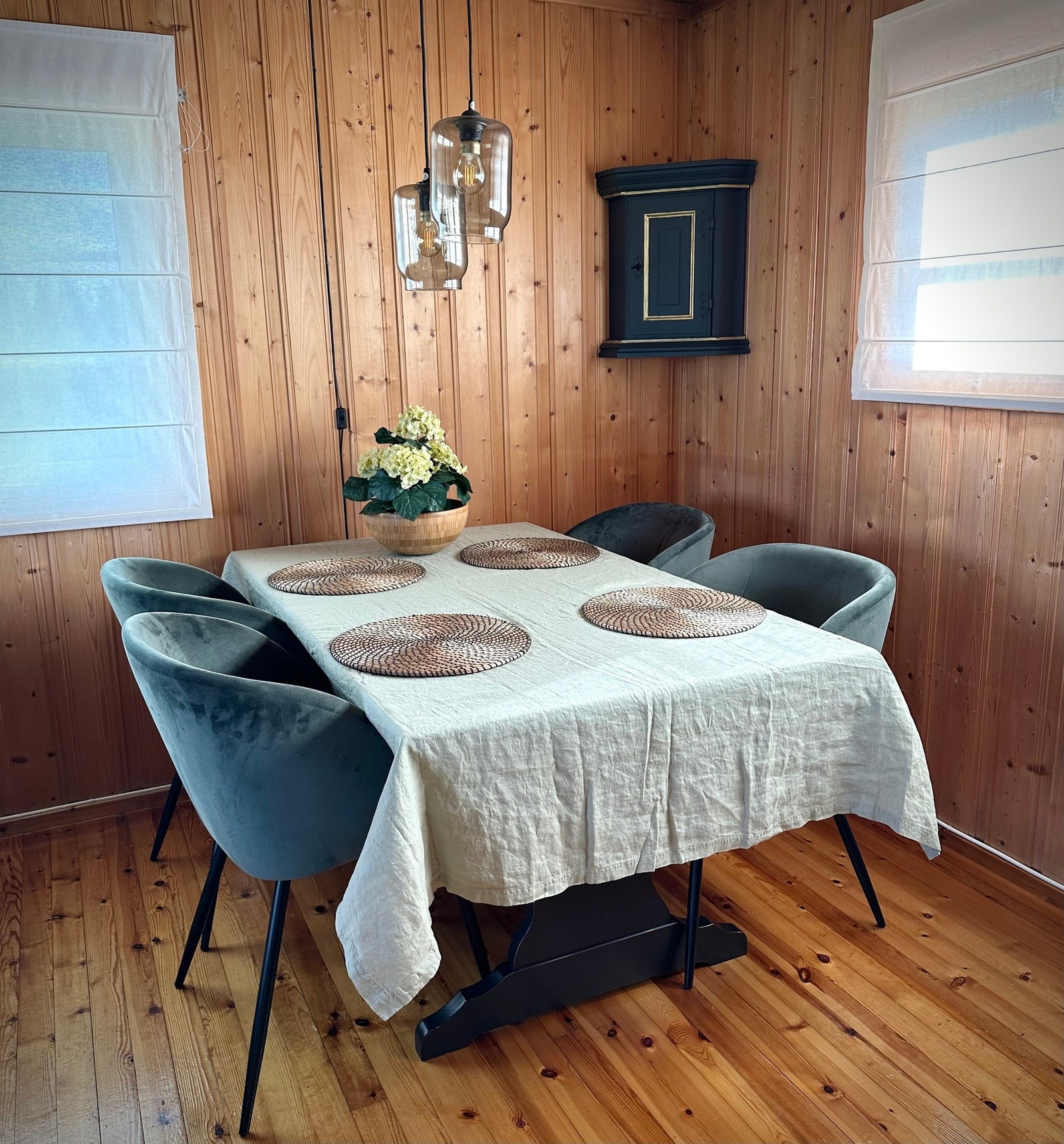 Spisegruppe som medfølger kjøpet. Galleribilde