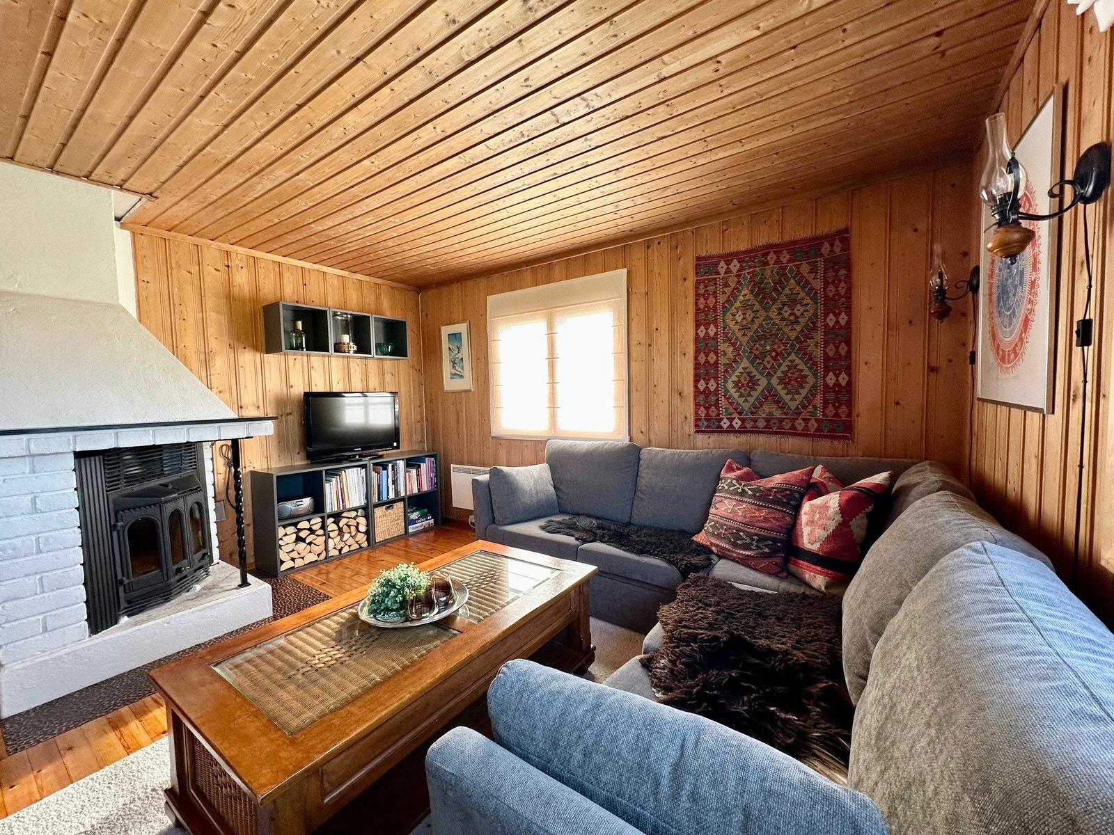 Lun og hyggelig sofakrok. Hjørnesofa, salongbord og TV følger blant annet med i kjøpet. Galleribilde