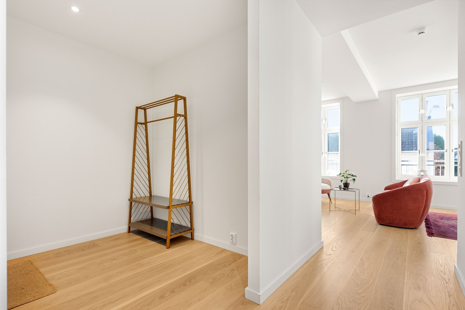 Fra felles innvendig gang, kommer du inn i en romslig entré, velkommen inn! Her er det god plass til sko og yttertøy. Muligheter for å sette opp garderobeskap Galleribilde