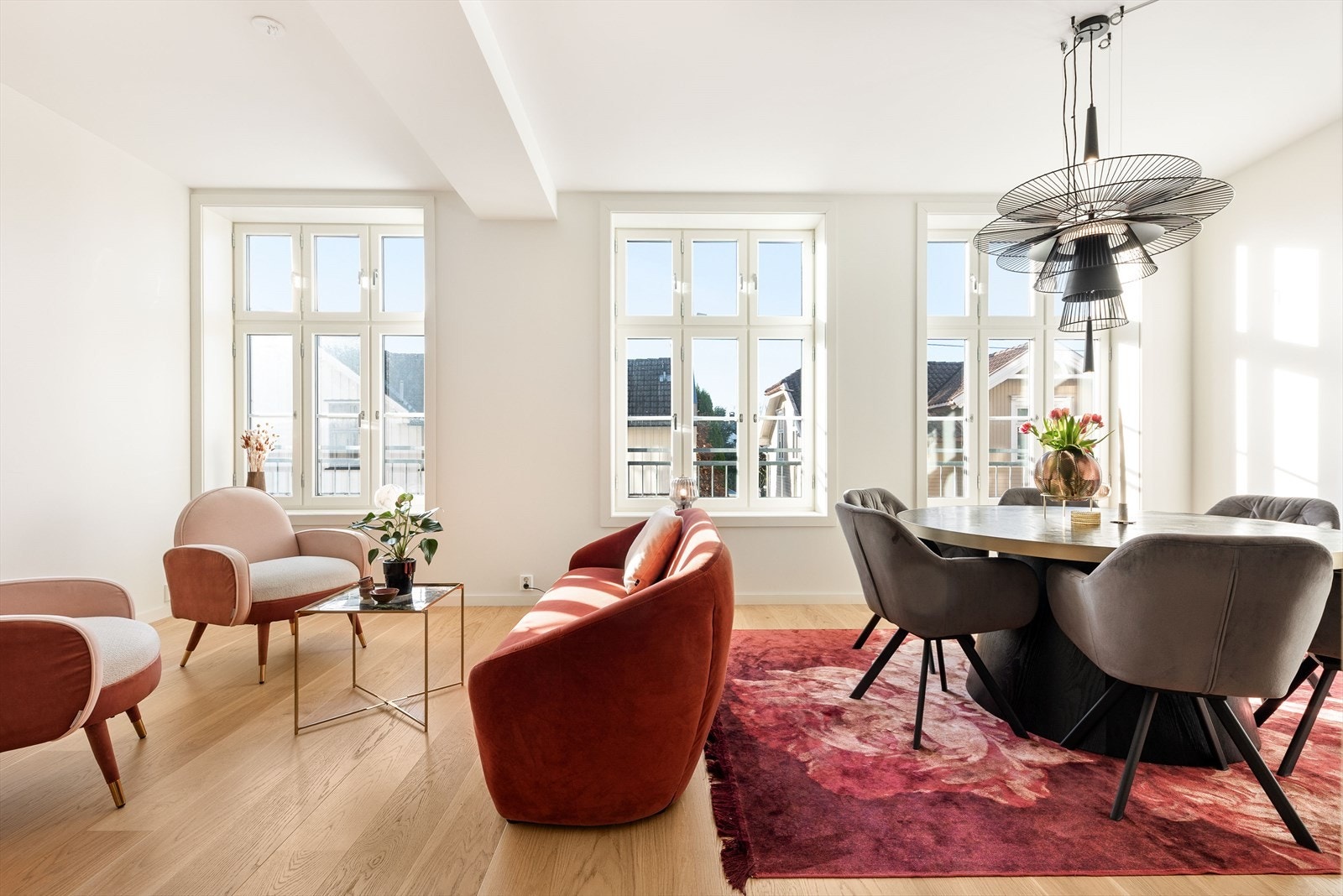 Store vindusflater som slipper inn rikelig med dagslys Galleribilde