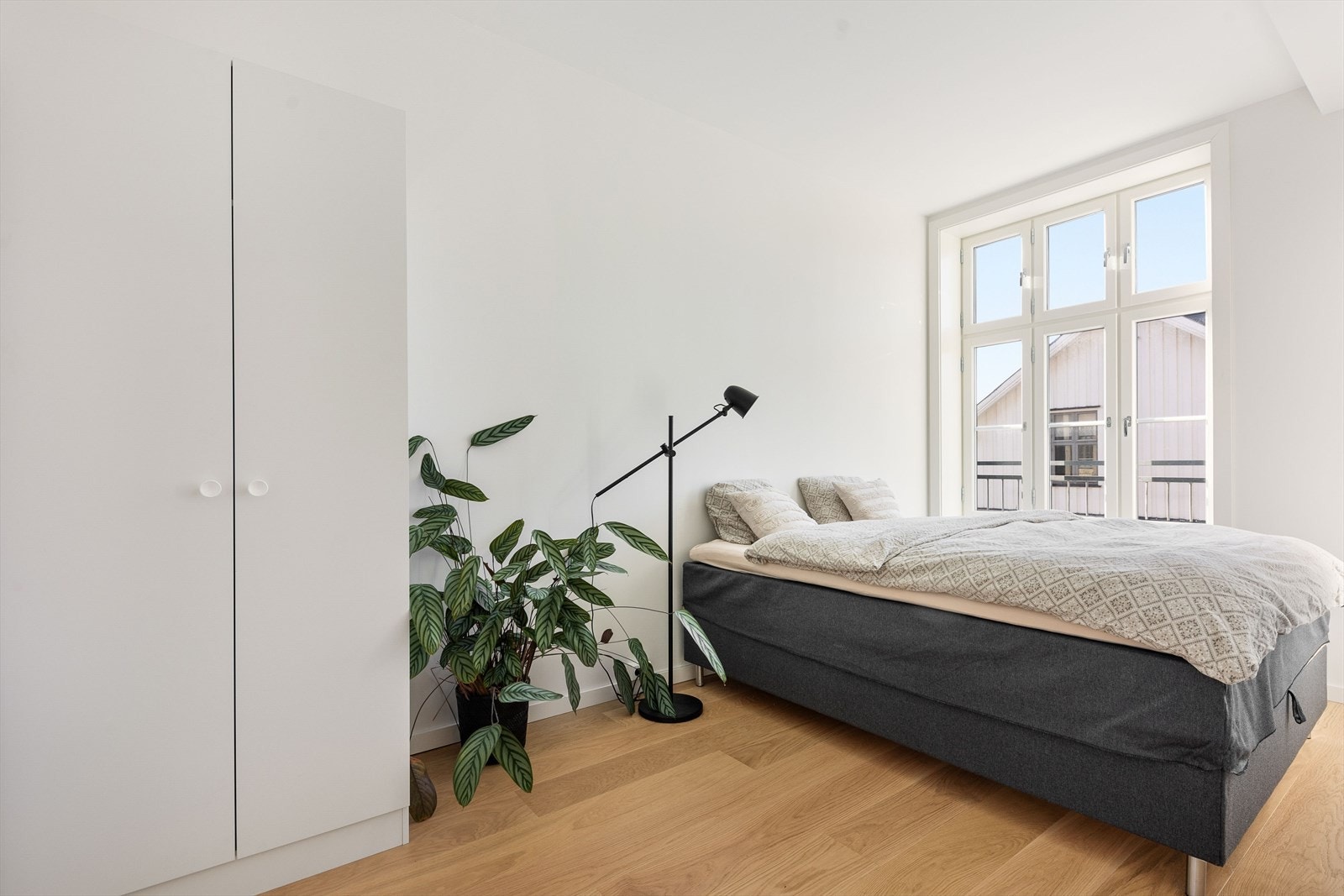 Leiligheten har to lyse og gode soverom. Hovedsoverom har god plass til dobbeltseng og annen mindre møblering Galleribilde