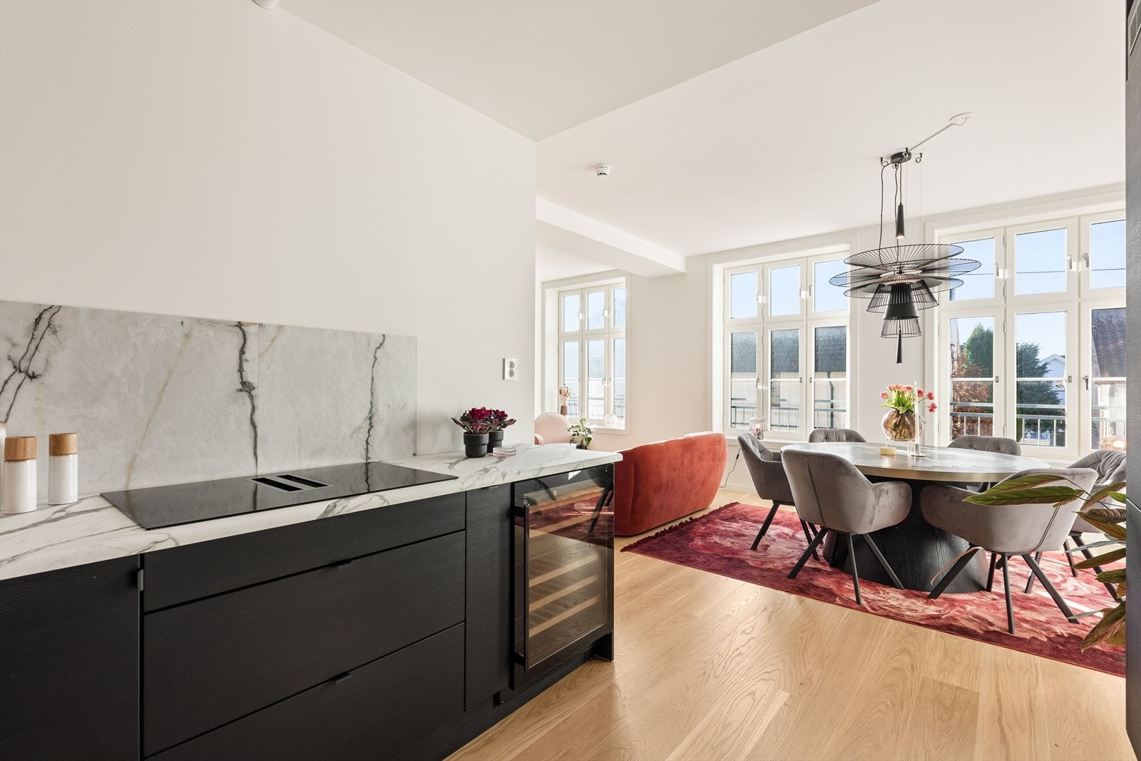 Det er integrert kjøl/fryseskap, stekeovn, platetopp med avtrekk, oppvaskmaskin og vinskap Galleribilde