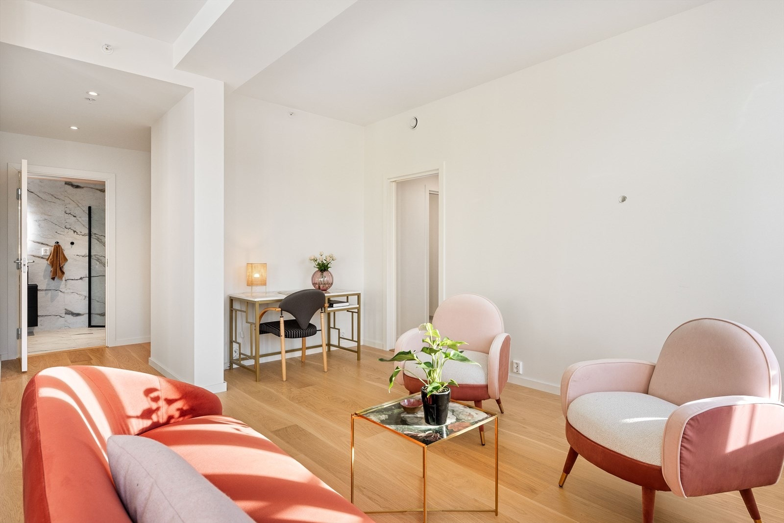 Stuen tilbyr god møbleringsfrihet og det er god plass til både sofagruppe og spisegruppe Galleribilde