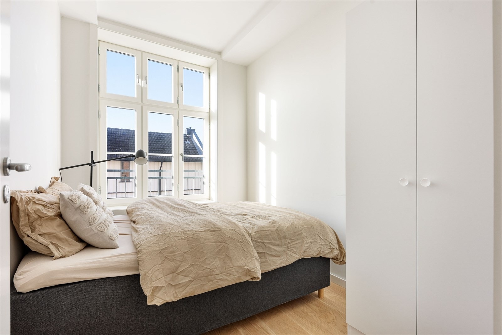 Soverom to har også god plass til dobbeltseng og er utstyrt med garderobeskap Galleribilde