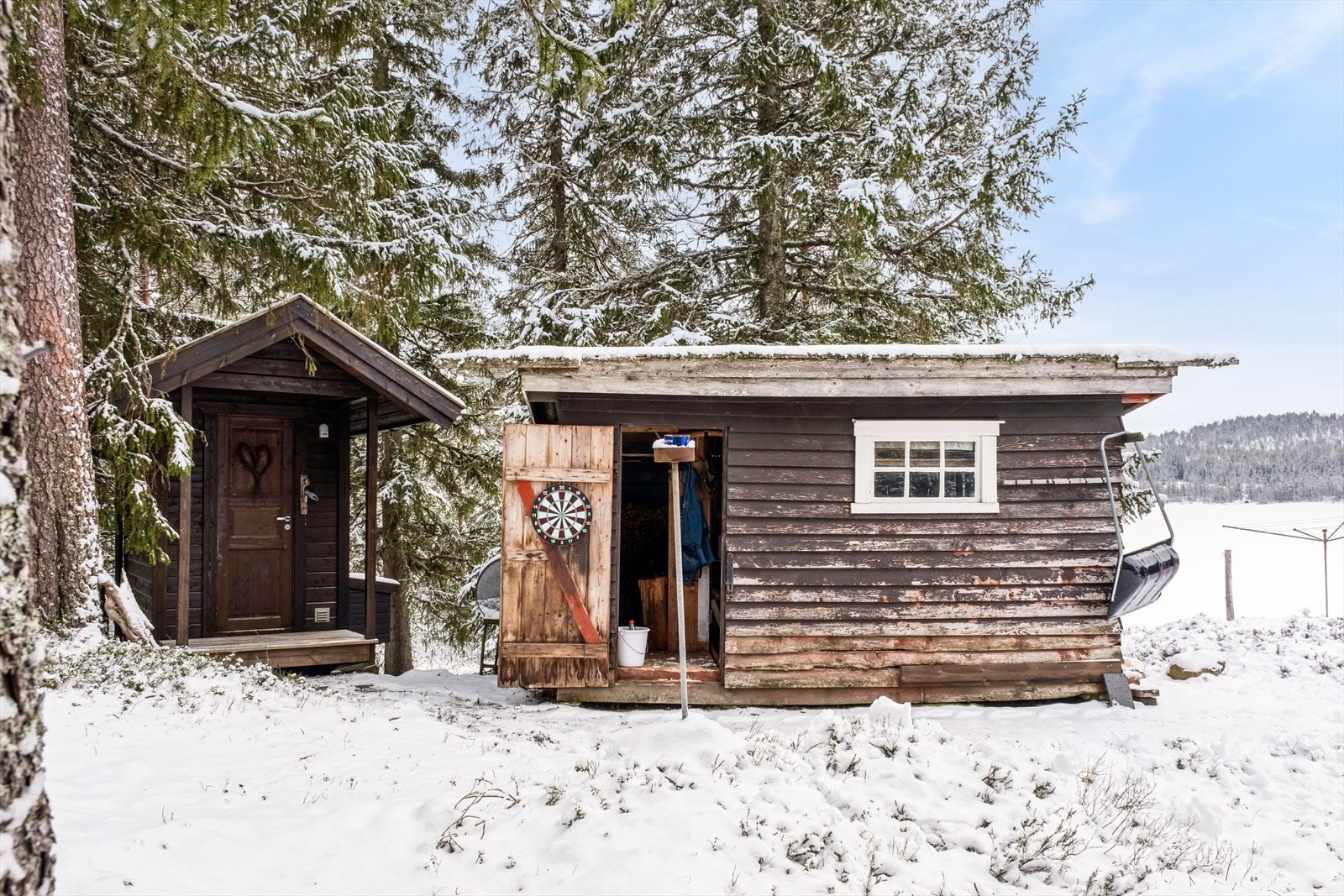 Uthus og utedo Galleribilde